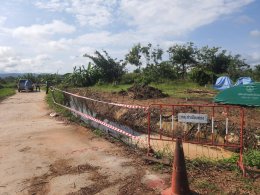 ลงพื้นที่ติดเทปกั้นพื้นที่เขตอันตรายเพื่อป้องกันการเกิดอุบัติเหตุ เนื่องจากมีการจัดทำ โครงการ จ้างเหมา ซ่อมแซมดาดคอนกรีต คลองส่งน้ำ โรงสูบน้ำพลังไฟฟ้า หมู่ 2 บ้านสันมะกรูด 