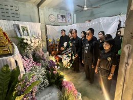 วางพวงหรีดเพื่อไว้อาลัยและแสดงความเสียใจกับครอบครัว แม่กิ่งแก้ว สืบสกุลแก้ว