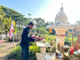 ร่วมพิธีไหว้สักการะสิ่งศักดิ์สิทธิ์