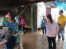 ลงพื้นที่ตรวจเยี่ยมให้กำลังใจและมอบอาหารและน้ำให้ความช่วยเหลือผู้ประสบอุทกภัยน้ำท่วมขังเนื่องจากผลกระทบแม่น้ำทาเอ่อล้นตลิ่ง