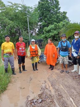 ลงพื้นที่ตรวจเยี่ยมให้กำลังใจและมอบอาหารและน้ำให้ความช่วยเหลือผู้ประสบอุทกภัยน้ำท่วมขังเนื่องจากผลกระทบแม่น้ำทาเอ่อล้นตลิ่ง