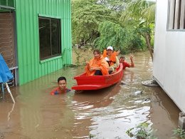 ลงพื้นที่ตรวจเยี่ยมให้กำลังใจและมอบอาหารและน้ำให้ความช่วยเหลือผู้ประสบอุทกภัยน้ำท่วมขังเนื่องจากผลกระทบแม่น้ำทาเอ่อล้นตลิ่ง
