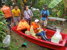 ลงพื้นที่ตรวจเยี่ยมให้กำลังใจและมอบอาหารและน้ำให้ความช่วยเหลือผู้ประสบอุทกภัยน้ำท่วมขังเนื่องจากผลกระทบแม่น้ำทาเอ่อล้นตลิ่ง