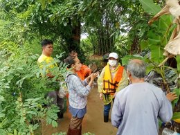 ลงพื้นที่ตรวจเยี่ยมให้กำลังใจและมอบอาหารและน้ำให้ความช่วยเหลือผู้ประสบอุทกภัยน้ำท่วมขังเนื่องจากผลกระทบแม่น้ำทาเอ่อล้นตลิ่ง