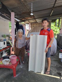 มอบกระเบื้องให้แก่ประชาชนที่ได้รับความเสียหายจากเหตุวาตภัย