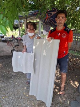 มอบกระเบื้องให้แก่ประชาชนที่ได้รับความเสียหายจากเหตุวาตภัย