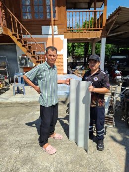 มอบกระเบื้องให้แก่ประชาชนที่ได้รับความเสียหายจากเหตุวาตภัย