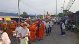 ต้อนรับและเดินขบวน ธรรมยาตราเดินเทศสันตรี (เดิน -เต้ด -สัน-ถี) ตามวิถีครูบาสู่บุคคลสำคัญของโลก