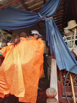 ลงพื้นที่ตรวจเยี่ยมให้กำลังใจและมอบอาหารและน้ำให้ความช่วยเหลือผู้ประสบอุทกภัยน้ำท่วมขังเนื่องจากผลกระทบแม่น้ำทาเอ่อล้นตลิ่ง