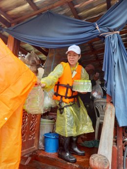 ลงพื้นที่ตรวจเยี่ยมให้กำลังใจและมอบอาหารและน้ำให้ความช่วยเหลือผู้ประสบอุทกภัยน้ำท่วมขังเนื่องจากผลกระทบแม่น้ำทาเอ่อล้นตลิ่ง