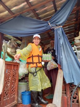 ลงพื้นที่ตรวจเยี่ยมให้กำลังใจและมอบอาหารและน้ำให้ความช่วยเหลือผู้ประสบอุทกภัยน้ำท่วมขังเนื่องจากผลกระทบแม่น้ำทาเอ่อล้นตลิ่ง