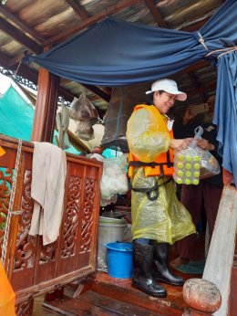 ลงพื้นที่ตรวจเยี่ยมให้กำลังใจและมอบอาหารและน้ำให้ความช่วยเหลือผู้ประสบอุทกภัยน้ำท่วมขังเนื่องจากผลกระทบแม่น้ำทาเอ่อล้นตลิ่ง