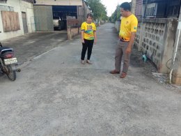 ลงพื้นที่สำรวจพื้นผิวถนน ตามใบคำร้อง เนื่องจากถนนเป็นหลุม ผิวถนนแตกร้าวบริเวณปากทางเข้าซอย 6 หมู่ที่2