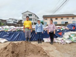 ลงพื้นที่ตรวจเยี่ยมให้กำลังใจและมอบอาหารและน้ำให้ความช่วยเหลือผู้ประสบอุทกภัยน้ำท่วมขังเนื่องจากผลกระทบแม่น้ำทาเอ่อล้นตลิ่ง