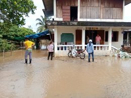 ลงพื้นที่ตรวจเยี่ยมให้กำลังใจและมอบอาหารและน้ำให้ความช่วยเหลือผู้ประสบอุทกภัยน้ำท่วมขังเนื่องจากผลกระทบแม่น้ำทาเอ่อล้นตลิ่ง