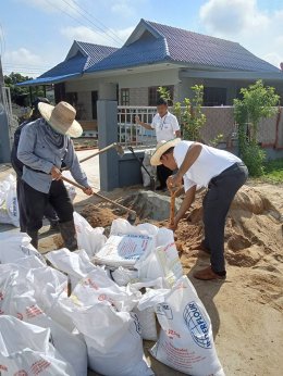  ลงพื้นที่ดำเนินการจัดเก็บเศษวัสดุและเศษทราย เพื่อไม่ให้กีดขวางเส้นทางจราจรของประชาชนในพื้นที่