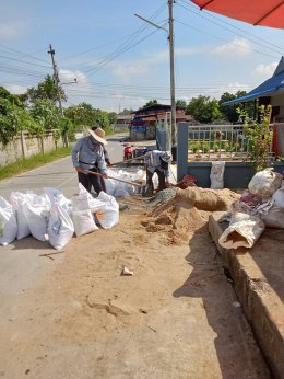  ลงพื้นที่ดำเนินการจัดเก็บเศษวัสดุและเศษทราย เพื่อไม่ให้กีดขวางเส้นทางจราจรของประชาชนในพื้นที่