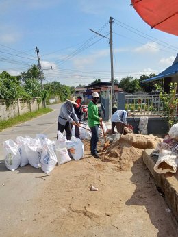 ลงพื้นที่ดำเนินการจัดเก็บเศษวัสดุและเศษทราย เพื่อไม่ให้กีดขวางเส้นทางจราจรของประชาชนในพื้นที่