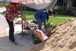 ลงพื้นที่ตรวจเยี่ยมหน้างานซ่อมแซมกำแพงบ้านเรือนราษฎรผู้อยู่อาศัยที่ได้รับผลกระทบและความเสียหายจากน้ำแม่ทาไหลกัดเซาะกำแพงบ้านเรือนราษฎรหมู่ที่ 9