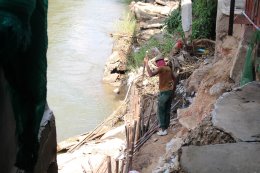 ลงพื้นที่ตรวจเยี่ยมหน้างานซ่อมแซมกำแพงบ้านเรือนราษฎรผู้อยู่อาศัยที่ได้รับผลกระทบและความเสียหายจากน้ำแม่ทาไหลกัดเซาะกำแพงบ้านเรือนราษฎรหมู่ที่ 9