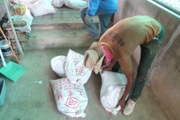 ลงพื้นที่ตรวจเยี่ยมหน้างานซ่อมแซมกำแพงบ้านเรือนราษฎรผู้อยู่อาศัยที่ได้รับผลกระทบและความเสียหายจากน้ำแม่ทาไหลกัดเซาะกำแพงบ้านเรือนราษฎรหมู่ที่ 9