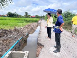 ลงพื้นที่ตรวจเยี่ยมหน้างานโครงการ ก่อสร้างไหล่ทางคอนกรีตเสริมเหล็ก พร้อมวางท่อคอนกรีตเสริมเหล็ก หมู่ที่ 2