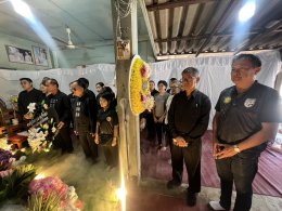 วางพวงหรีดเพื่อไว้อาลัยและแสดงความเสียใจกับครอบครัว แม่กิ่งแก้ว สืบสกุลแก้ว