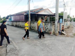 ลงพื้นที่สำรวจพื้นผิวถนน ตามใบคำร้อง เนื่องจากถนนเป็นหลุม ผิวถนนแตกร้าวบริเวณปากทางเข้าซอย 6 หมู่ที่2