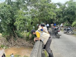 ลงพื้นที่เยี่ยมการกำจัดวัชพืชที่ติดสะพานครูบาอินถา หมู่ที่ 6 ตำบลต้นธง