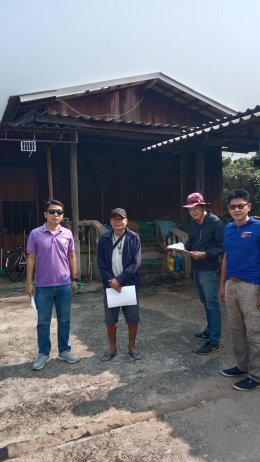 ลงพื้นที่ร่วมกับผู้นำชุมชนสำรวจความเสียหายของบ้านเรือนประชาชนและส่งมอบกระเบื้องหลังคาให้แก่ประชาชนที่บ้านเรือนได้รับความเสียจากเหตุวาตภภัยที่ผ่านมา
