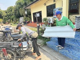 ลงพื้นที่ร่วมกับผู้นำชุมชนสำรวจความเสียหายของบ้านเรือนประชาชนและส่งมอบกระเบื้องหลังคาให้แก่ประชาชนที่บ้านเรือนได้รับความเสียจากเหตุวาตภภัยที่ผ่านมา