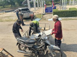 ลงพื้นที่ร่วมกับผู้นำชุมชนสำรวจความเสียหายของบ้านเรือนประชาชนและส่งมอบกระเบื้องหลังคาให้แก่ประชาชนที่บ้านเรือนได้รับความเสียจากเหตุวาตภภัยที่ผ่านมา