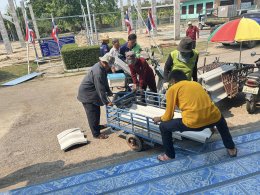 ลงพื้นที่ร่วมกับผู้นำชุมชนสำรวจความเสียหายของบ้านเรือนประชาชนและส่งมอบกระเบื้องหลังคาให้แก่ประชาชนที่บ้านเรือนได้รับความเสียจากเหตุวาตภภัยที่ผ่านมา