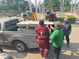ลงพื้นที่ร่วมกับผู้นำชุมชนสำรวจความเสียหายของบ้านเรือนประชาชนและส่งมอบกระเบื้องหลังคาให้แก่ประชาชนที่บ้านเรือนได้รับความเสียจากเหตุวาตภภัยที่ผ่านมา