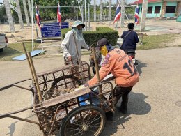 ลงพื้นที่ร่วมกับผู้นำชุมชนสำรวจความเสียหายของบ้านเรือนประชาชนและส่งมอบกระเบื้องหลังคาให้แก่ประชาชนที่บ้านเรือนได้รับความเสียจากเหตุวาตภภัยที่ผ่านมา