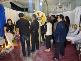 วางพวงหรีดเพื่อไว้อาลัยและแสดงความเสียใจกับครอบครัว แม่กิ่งแก้ว สืบสกุลแก้ว