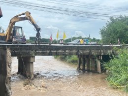 ลงพื้นที่ตรวจติดตามการดำเนินกำจัดผักตบชวาและขยะที่กีดขวางทางน้ำในลำน้ำทา