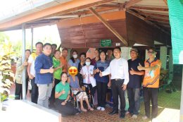 ลงพื้นที่มอบรถเข็นนั่งคนพิการ