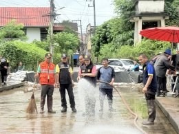 ร่วมให้การต้อนรับผู้ว่าราชการจังหวัดลำพูนในการลงพื้นที่ติดตามสถานการณ์น้ำทาเอ่อล้นตลิ่ง และช่วยกันนำกระสอบทรายปิดเพิ่มเติมเพื่อป้องกันน้ำทาล้นตลิ่งบริเวณสะพานท่ากู่ สะพานหลังกาดป่าซาง
