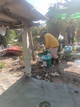 นำถังขยะเปียกลดโลกร้อน และถุงตาข่ายสีน้ำเงิน ไปติดตั้งในงานขาวดำในเขตพื้นที่ของเทศบาลตำบลท่าเชียงทอง