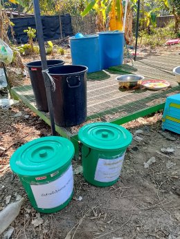 นำถังขยะเปียกลดโลกร้อน และถุงตาข่ายสีน้ำเงิน ไปติดตั้งในงานขาวดำในเขตพื้นที่ของเทศบาลตำบลท่าเชียงทอง