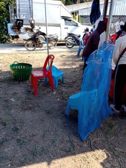 นำถังขยะเปียกลดโลกร้อน และถุงตาข่ายสีน้ำเงิน ไปติดตั้งในงานขาวดำในเขตพื้นที่ของเทศบาลตำบลท่าเชียงทอง