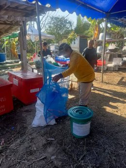 นำถังขยะเปียกลดโลกร้อน และถุงตาข่ายสีน้ำเงิน ไปติดตั้งในงานขาวดำในเขตพื้นที่ของเทศบาลตำบลท่าเชียงทอง