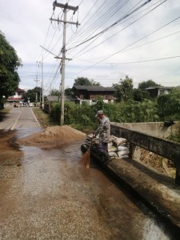 ลงพื้นที่ดำเนินการเคลื่อนย้ายแท่งแบริเออร์ กระสอบทราย เพื่อเปิดสะพานบริเวณ สะพานหน้าวัดอินทขิล สะพานหลังตลาดป่าซาง สะพานกองกู่