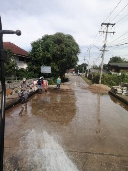 ลงพื้นที่ดำเนินการเคลื่อนย้ายแท่งแบริเออร์ กระสอบทราย เพื่อเปิดสะพานบริเวณ สะพานหน้าวัดอินทขิล สะพานหลังตลาดป่าซาง สะพานกองกู่