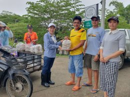 ลงพื้นที่ตรวจเยี่ยมให้กำลังใจและมอบอาหารและน้ำให้ความช่วยเหลือผู้ประสบอุทกภัยน้ำท่วมขังเนื่องจากผลกระทบแม่น้ำทาเอ่อล้นตลิ่ง