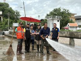 ร่วมให้การต้อนรับผู้ว่าราชการจังหวัดลำพูนในการลงพื้นที่ติดตามสถานการณ์น้ำทาเอ่อล้นตลิ่ง และช่วยกันนำกระสอบทรายปิดเพิ่มเติมเพื่อป้องกันน้ำทาล้นตลิ่งบริเวณสะพานท่ากู่ สะพานหลังกาดป่าซาง