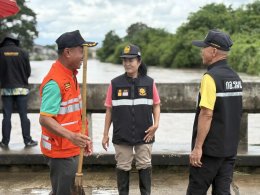 ร่วมให้การต้อนรับผู้ว่าราชการจังหวัดลำพูนในการลงพื้นที่ติดตามสถานการณ์น้ำทาเอ่อล้นตลิ่ง และช่วยกันนำกระสอบทรายปิดเพิ่มเติมเพื่อป้องกันน้ำทาล้นตลิ่งบริเวณสะพานท่ากู่ สะพานหลังกาดป่าซาง