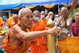 เข้าร่วมทำบุญงานประจำปีสรงน้ำพระธาตุเจดีย์สหลีจอมยอง วัดสันมะกรูด และสรงน้ำกู่อัฐิ ครูบากาบ กาวิโล อดีตเจ้าอาวาสวัดสันมะกรูด