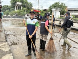 ร่วมให้การต้อนรับผู้ว่าราชการจังหวัดลำพูนในการลงพื้นที่ติดตามสถานการณ์น้ำทาเอ่อล้นตลิ่ง และช่วยกันนำกระสอบทรายปิดเพิ่มเติมเพื่อป้องกันน้ำทาล้นตลิ่งบริเวณสะพานท่ากู่ สะพานหลังกาดป่าซาง